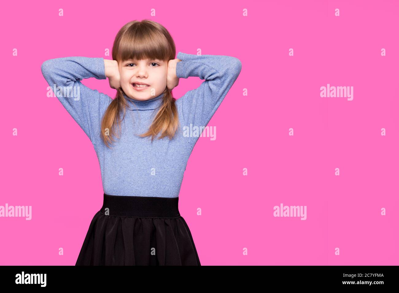 Ritratto di giovane infelice, stressata bambina che copre le orecchie con le dita che chiedono di fermare il rumore isolato su sfondo rosa Foto Stock