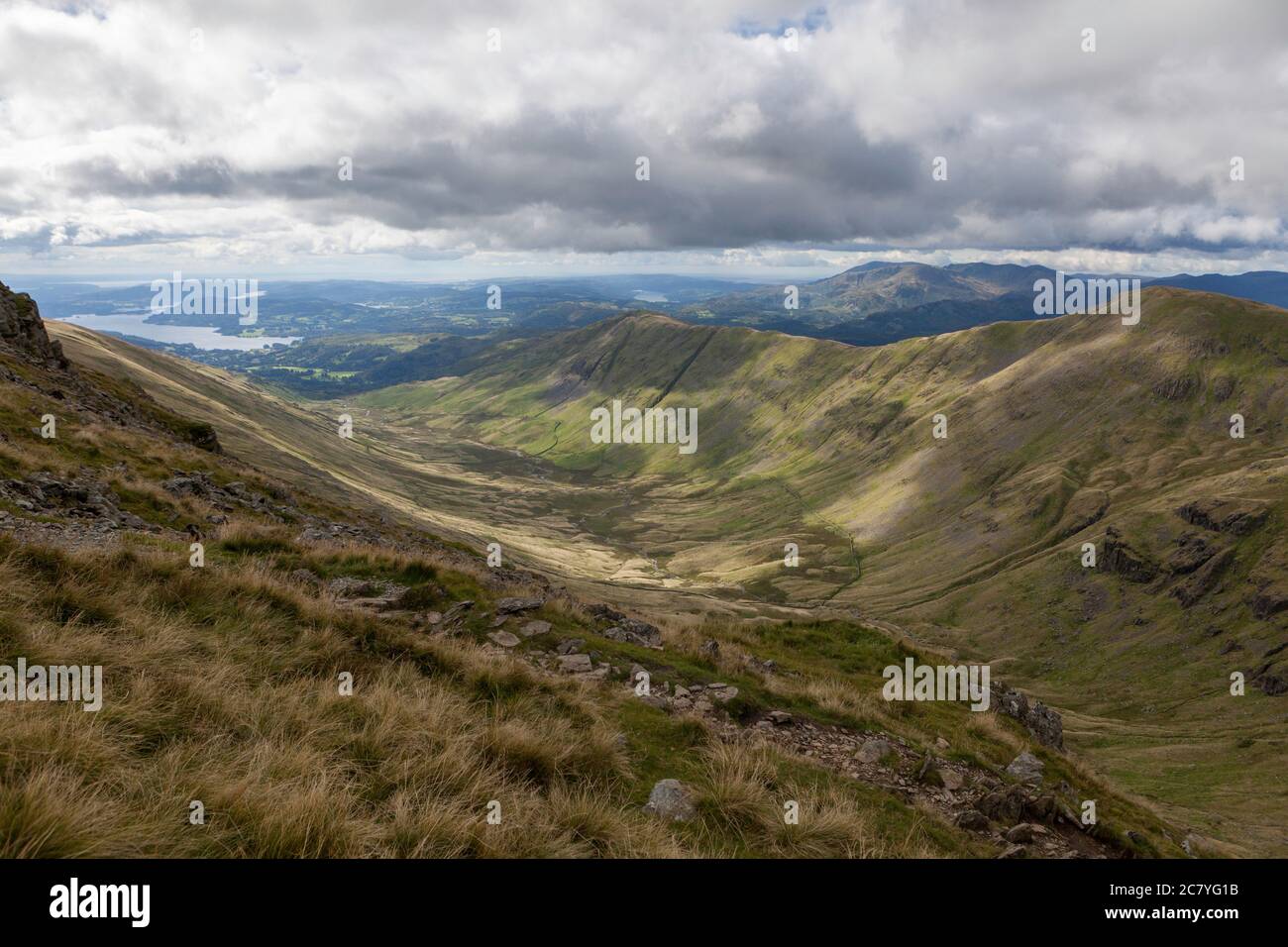 Vista estiva della valle di Rydal Beck da Fairfield con Great Rigg, Heron Pike e Windermere visibile Foto Stock
