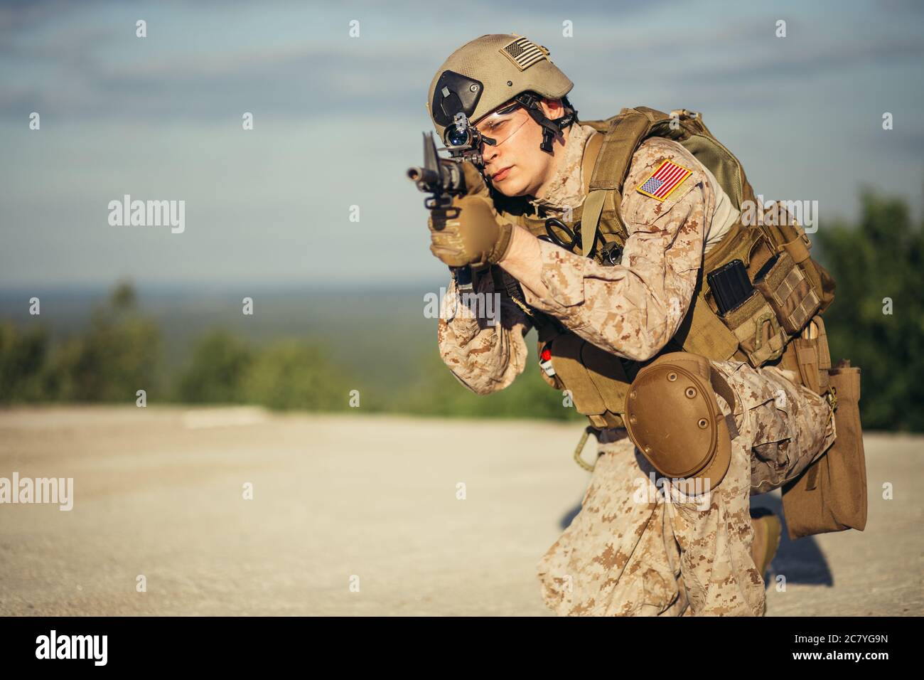 Marines americani nel deserto vicino al blockpost Foto Stock