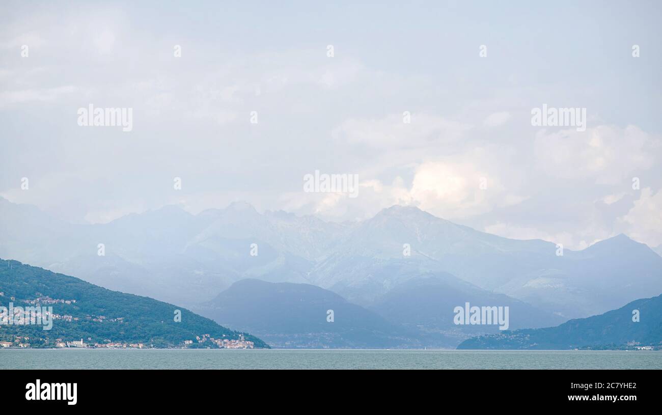 Lago di Como, Italia. Vista panoramica sulle Alpi. Cielo nuvoloso. Foto Stock