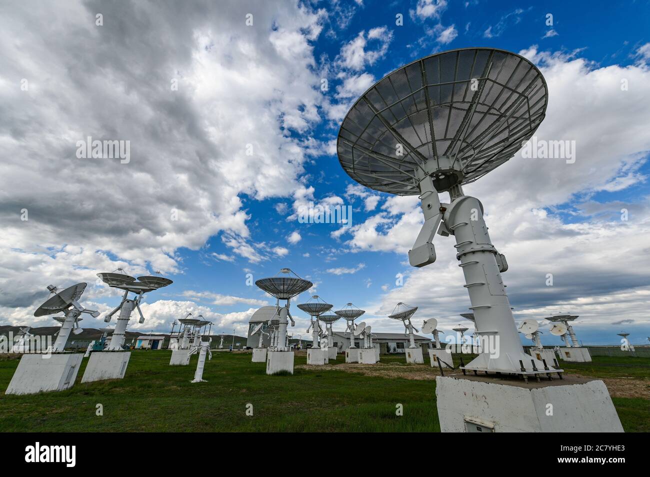 Vol. Xilin 18 luglio 2020. Foto scattata il 18 luglio 2020 mostra le antenne per il radiotelio spettrale cinese (CSRH), un telescopio per immagini, presso la stazione di osservazione Ming'antu degli osservatori astronomici nazionali dell'Accademia Cinese delle Scienze a Zhengxiangbai Banner, Xilin Gol League, regione Autonoma della Mongolia interna della Cina del nord. Credit: Lian Zhen/Xinhua/Alamy Live News Foto Stock