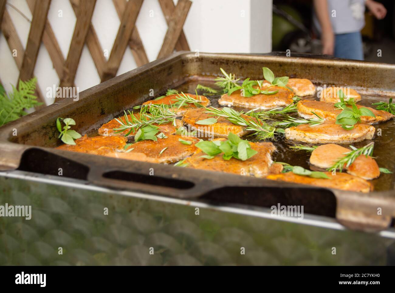 Grillfleisch liegt auf dem Griller für die Grillparty Foto Stock