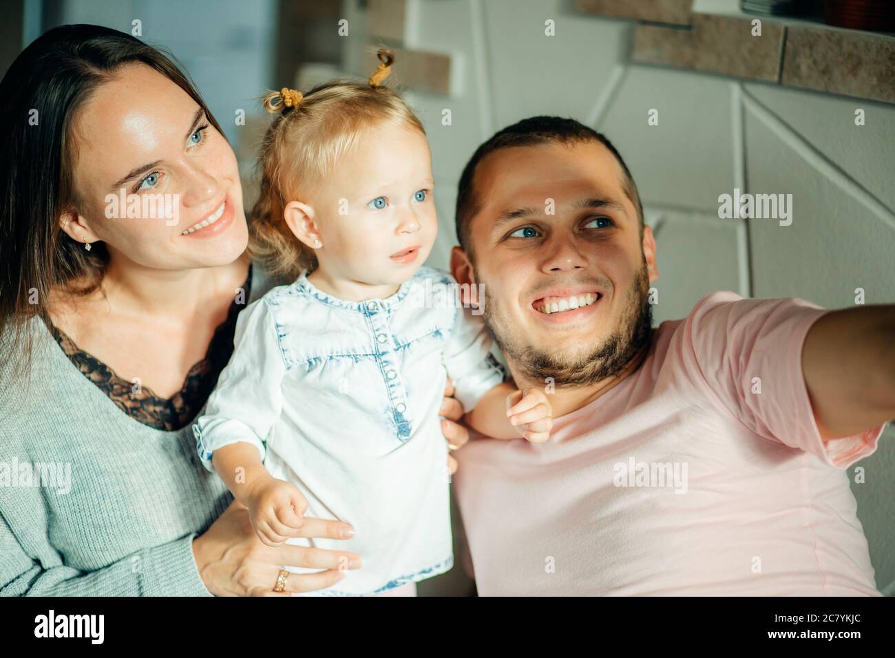 Ritratto di una famiglia felice di prendere una selfie a casa Foto Stock