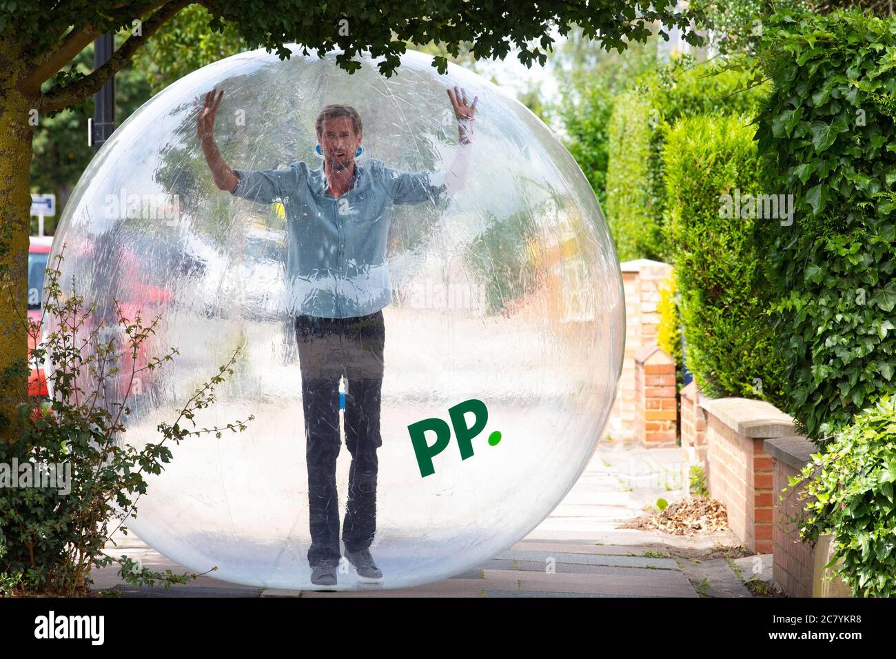 USO EDITORIALE SOLO Peter Crouch lancia una campagna "Tongue-in-cheek" per i bookmaker Paddy Power a Londra, esortando i tifosi di calcio a festeggiare responsabilmente questa settimana con l'ex attaccante inglese da 7 piedi che compare in un video che celebra insieme ai fan in "palle di criceto umano" per garantire che rimangano socialmente distanti. Foto Stock
