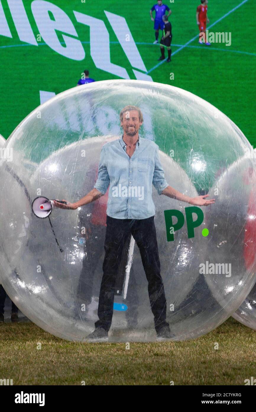 USO EDITORIALE SOLO Peter Crouch lancia una campagna "Tongue-in-cheek" per i bookmaker Paddy Power a Londra, esortando i tifosi di calcio a festeggiare responsabilmente questa settimana con l'ex attaccante inglese da 7 piedi che compare in un video che celebra insieme ai fan in "palle di criceto umano" per garantire che rimangano socialmente distanti. Foto Stock