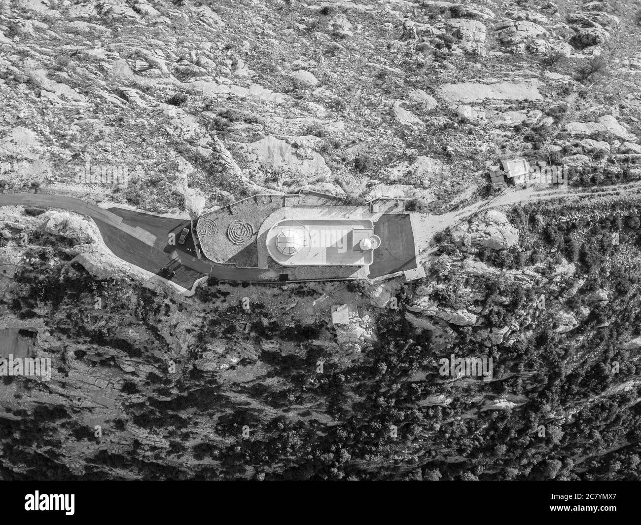 Split, Croazia - Agosto 15 2019: Una foto aerea dell'Osservatorio Mosor sulla montagna di Mosor, vicino a Spalato in Dalmazia, Croazia. Foto Stock