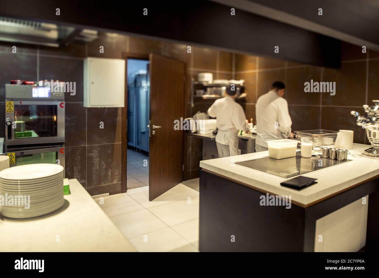 La superficie di lavoro e attrezzature di cucina in cucina professionale Foto Stock