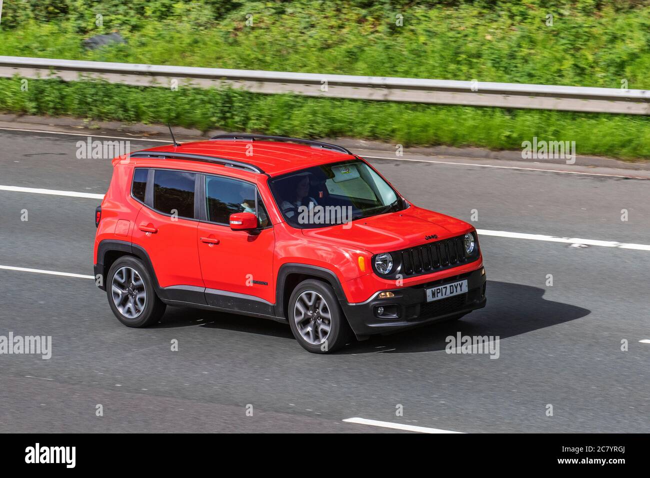 2017 Red JEEP RENEGADE HATCHBACK SPECIAL EDITION 1.6 Multijet Night Eagle II 5dr; traffico veicolare veicoli in movimento, automobili che guidano veicoli su strade del Regno Unito, motori, motori sulla rete autostradale M6. Foto Stock