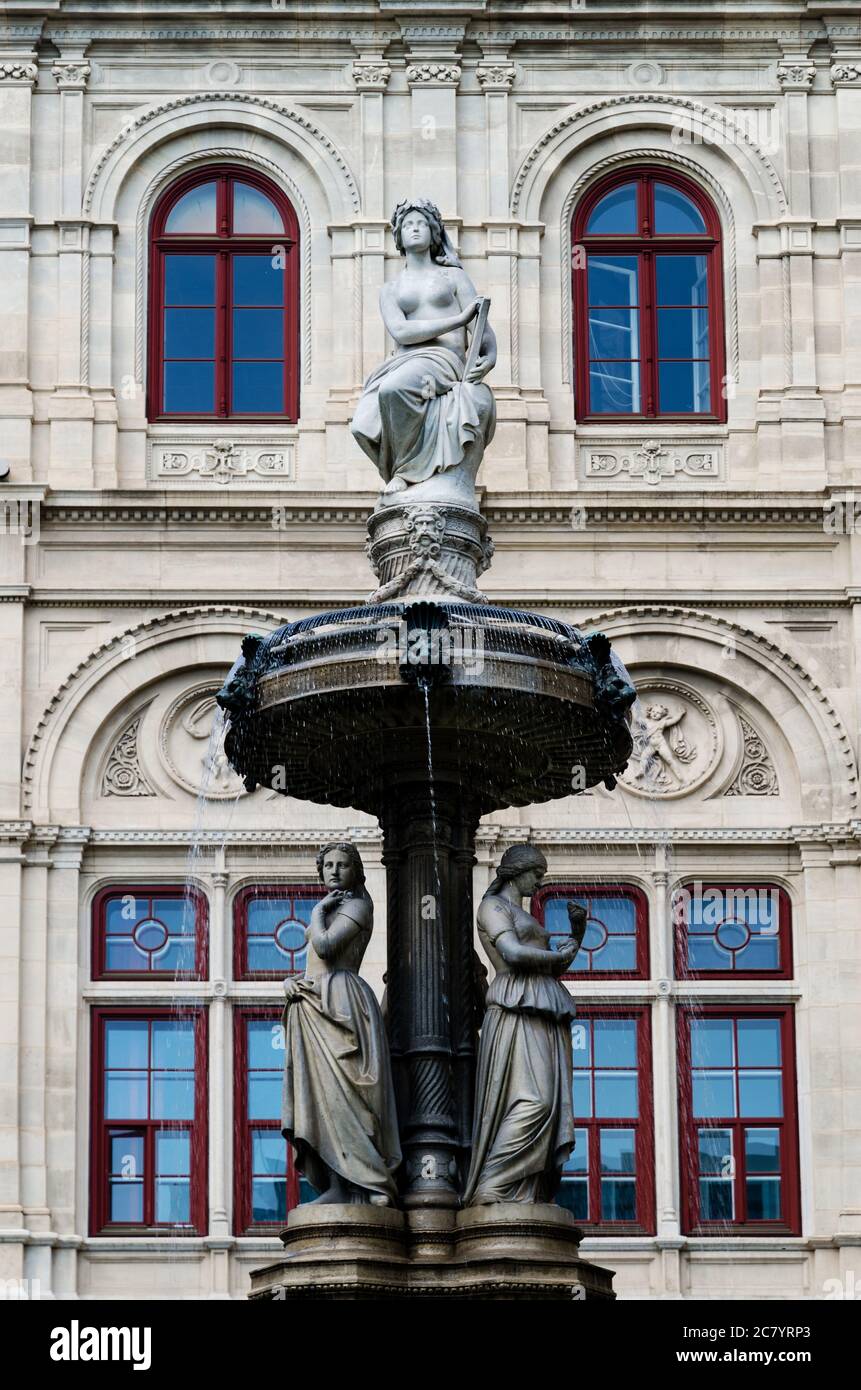 Teatro dell'Opera di Vienna (Wiener Staatsoper) in Austria, particolare della facciata e delle fontane fuori dal teatro Foto Stock