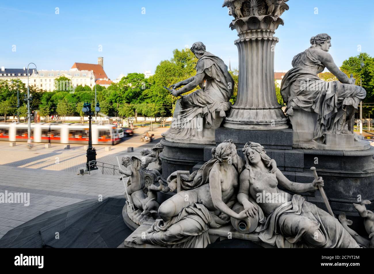 Vienna vista dal Palazzo del Parlamento austriaco, con un particolare della fontana monumentale del parlamento Foto Stock
