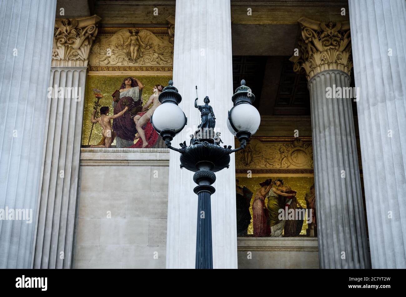 Palazzo del Parlamento austriaco a Vienna (Austria), particolare della decorazione esterna sulla facciata, con lampione e colonne Foto Stock