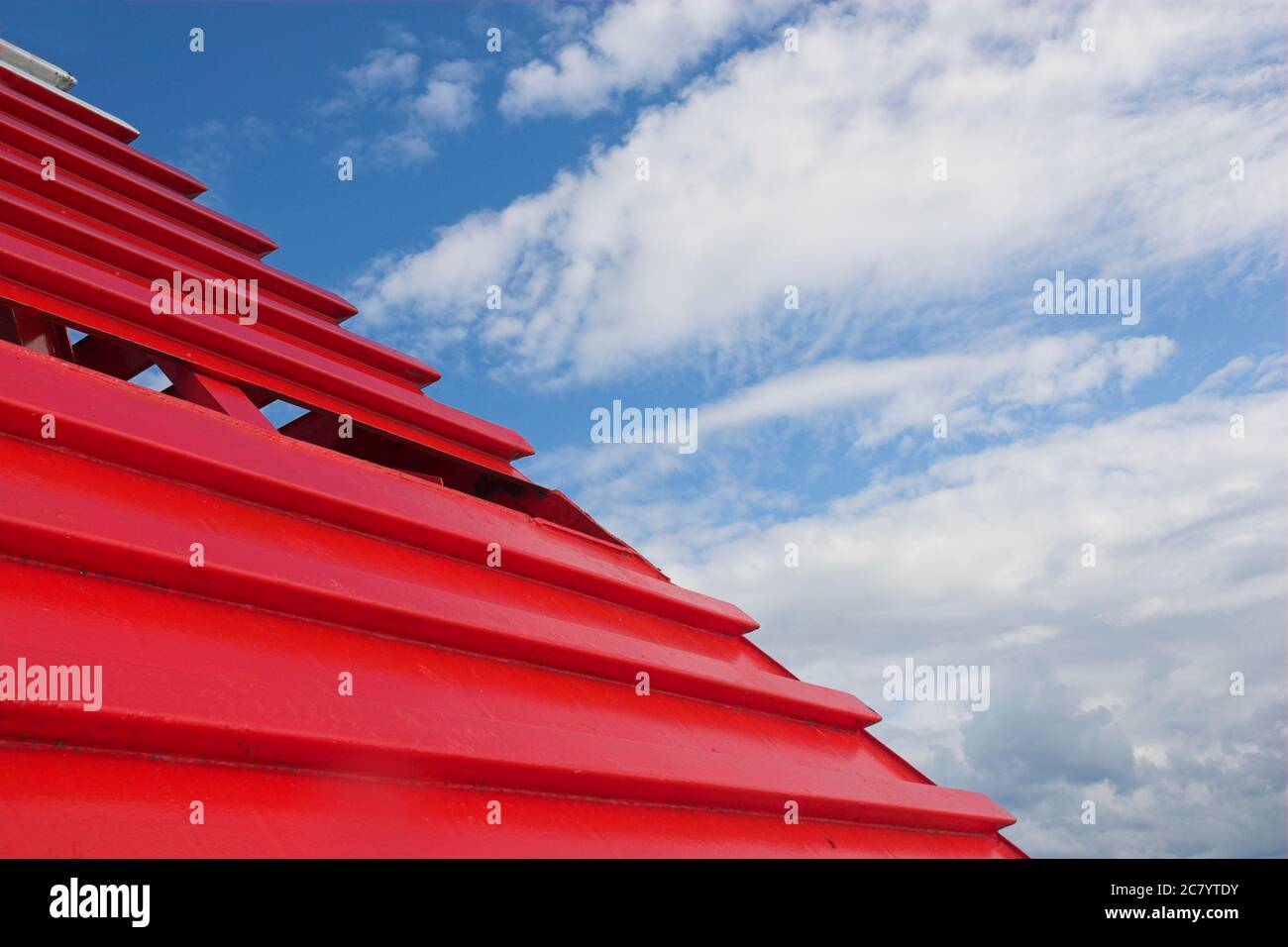 Astratto formato da un'otturazione rossa brillante sulle parti in lavorazione su un traghetto Foto Stock