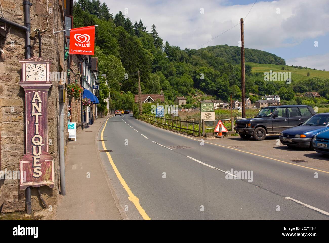 Main Road (A466), Tintern, Monboccuthshire, Galles. Foto Stock