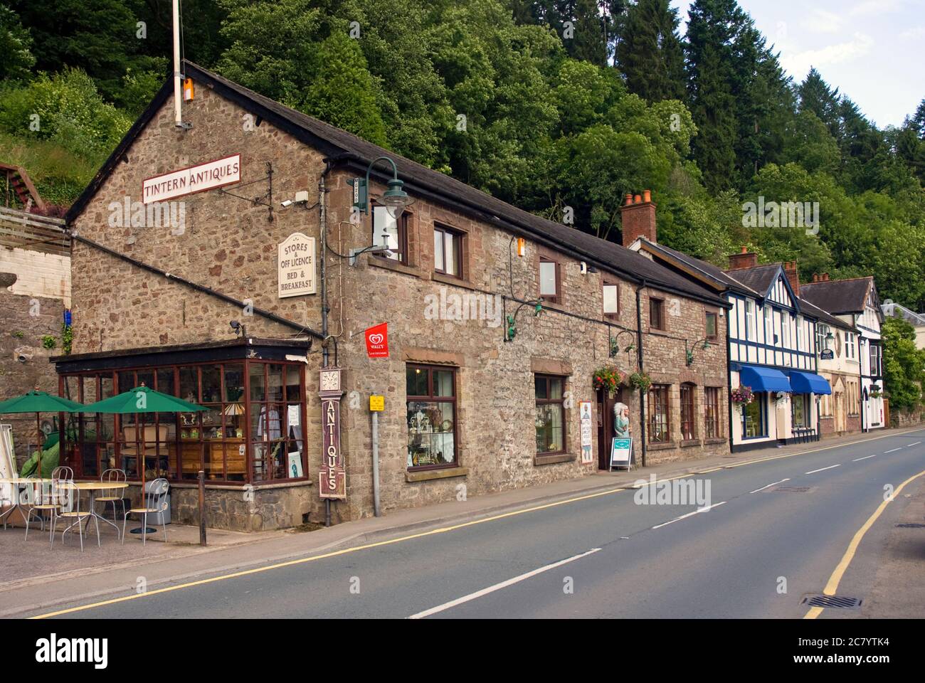 Main Road (A466), Tintern, Monboccuthshire, Galles. Foto Stock