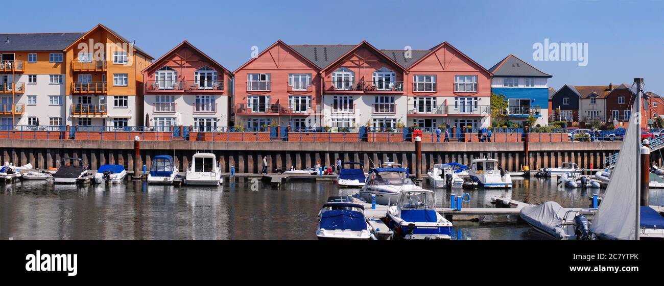 Vista panoramica dello sviluppo di alloggi accanto al porto, Exmouth, Devon, Inghilterra. Foto Stock