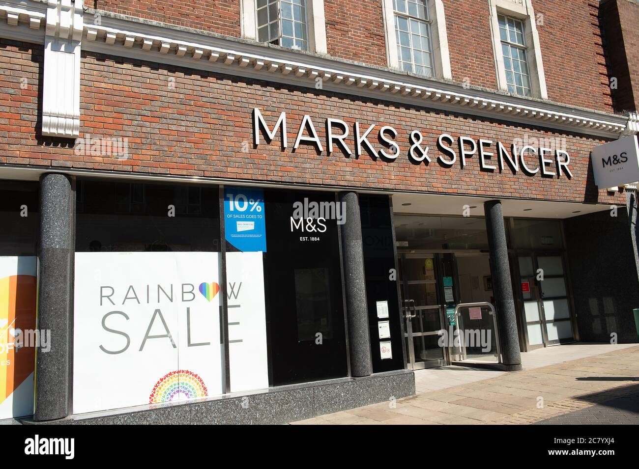 Windsor, Berkshire, Regno Unito. 21 Maggio 2020. Marchi e Spencer stanno tenendo un Rainbow sale sui loro vestiti durante il Coronavirus Covid-19 Pandemic lockdown. Credit: Mc Lean/Alamy Foto Stock