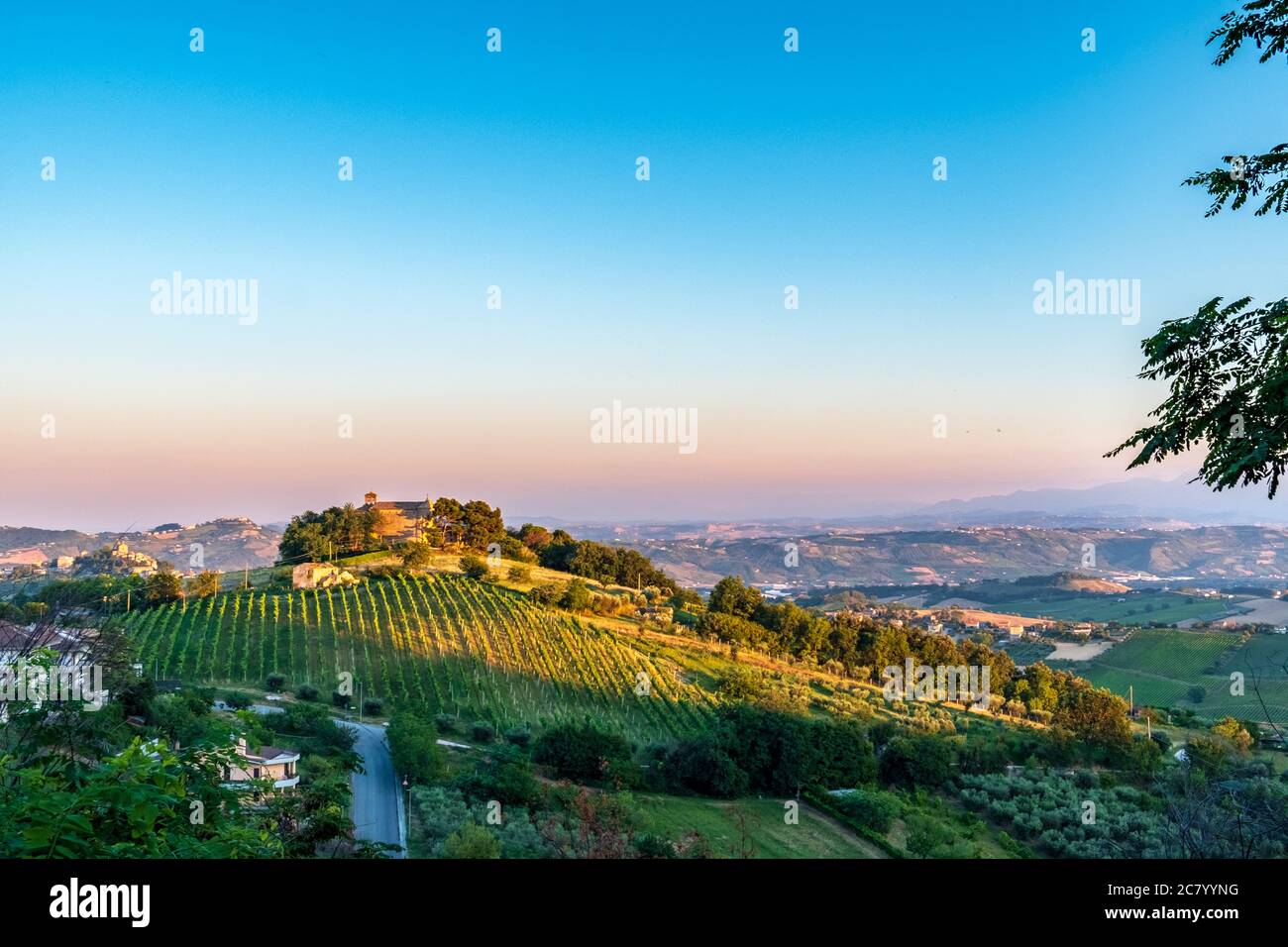 Tramonto nei campi marchigiani dal villaggio di Acquaviva Picena Foto Stock