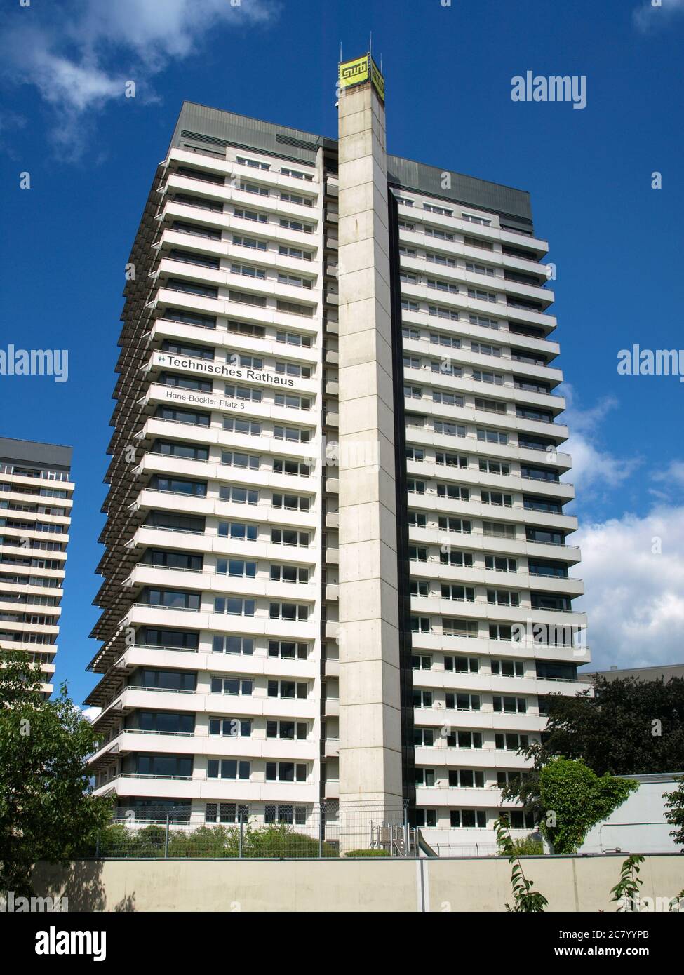 2020-07-11, Germania, NRW, Muelheim an der Ruhr. Il municipio tecnico di Mülheim an der Ruhr di fronte ad un cielo blu Foto Stock