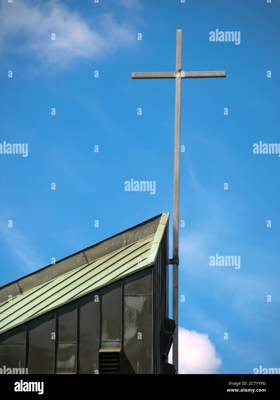 2020-07-11, Germania, NRW, Muelheim an der Ruhr. La torre dell'ex chiesa di San Raffaello in Mülheim Ruhr di fronte ad un cielo blu Foto Stock