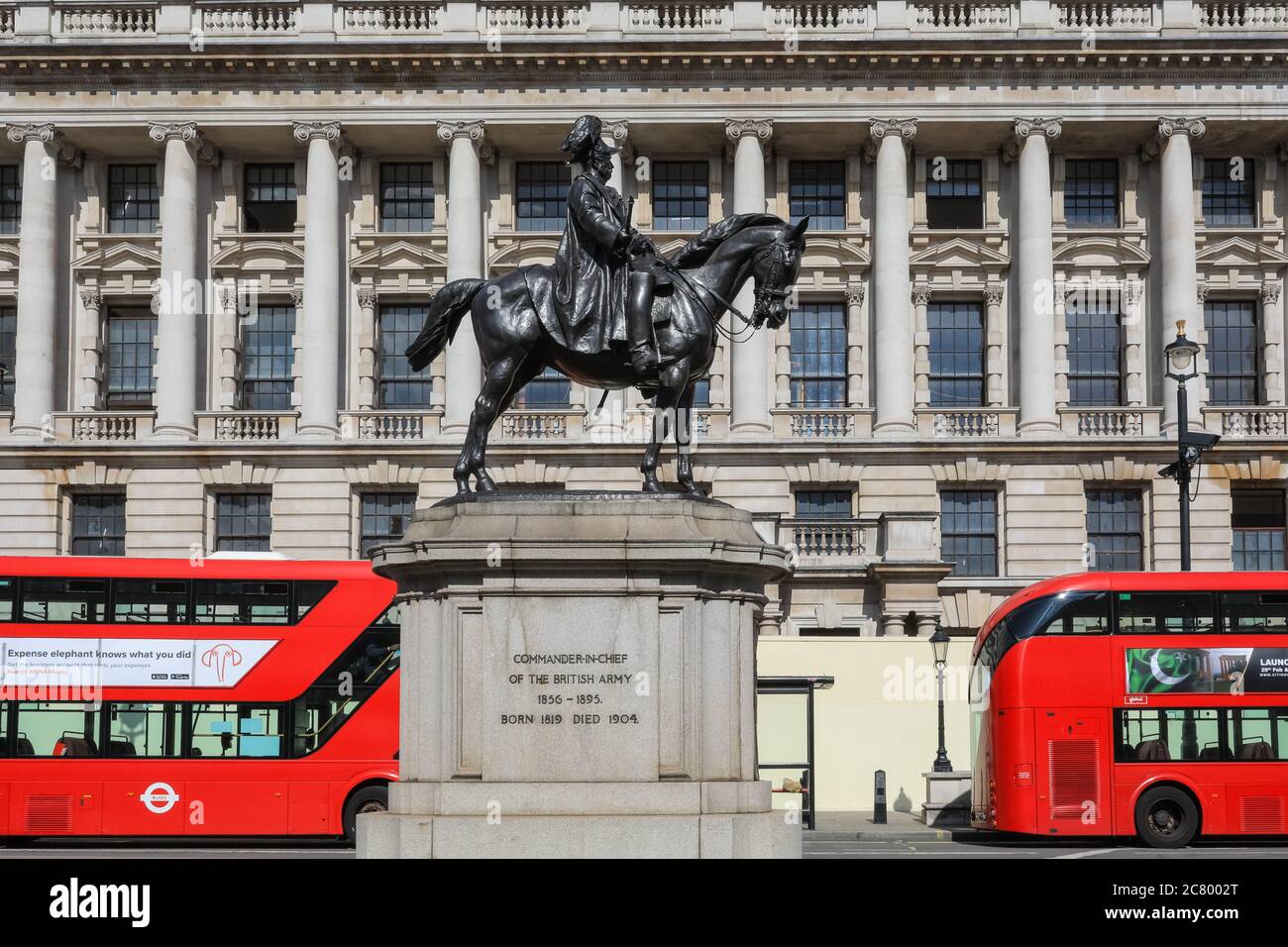 Il Duca di Cambridge, il Principe George, Comandante in capo dell'esercito britannico, statua di bronzo, Whitehall, Londra, Inghilterra, Regno Unito Foto Stock