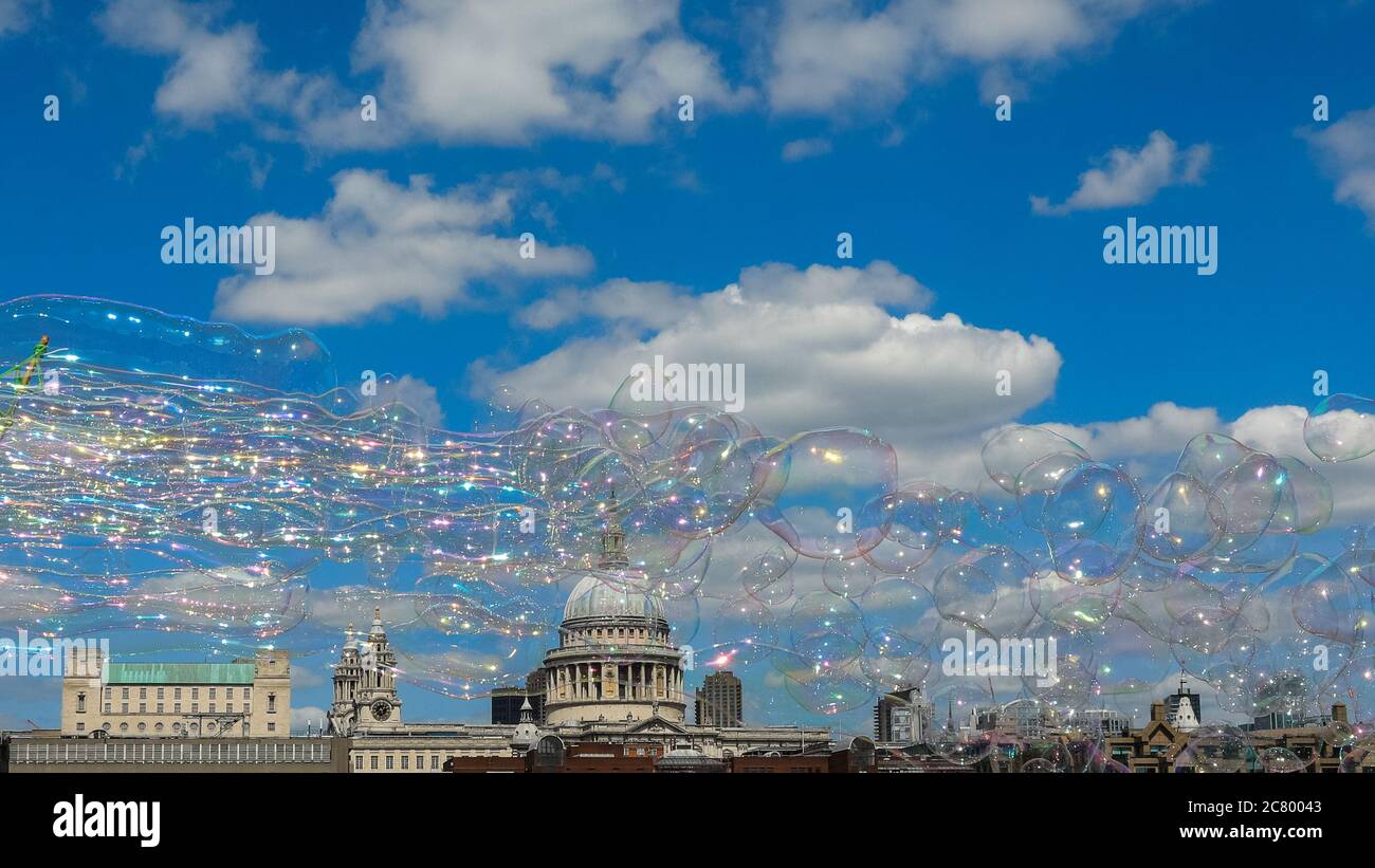 Bolle giganti di sapone galleggiano in cielo blu profondo fronte della Cattedrale di St Paul a Londra, Inghilterra, Regno Unito Foto Stock