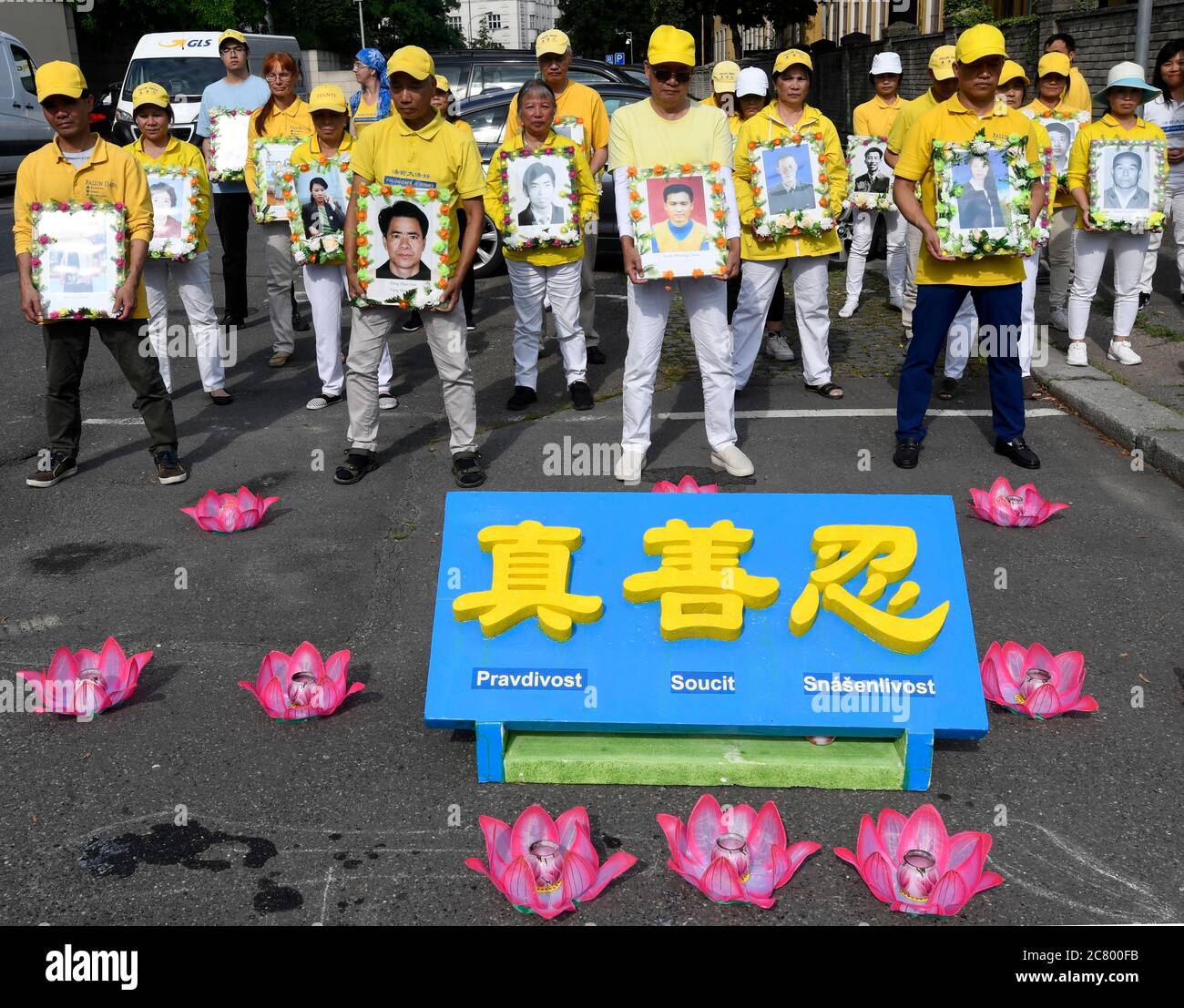 Una veglia a candela con la scrittura dei nomi di diverse vittime a sostegno del movimento Falun Gong è iniziato ieri alle 21:00 e si è concluso oggi lunedì 20 luglio 2020, alle 09:30 sulla strada di fronte all'ambasciata cinese a Praga e meditando così come l'esercizio per tutta la notte. (Foto CTK/Michal Krumphanzl) Foto Stock