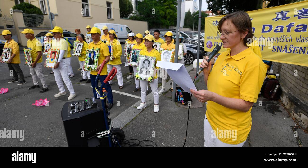 Una veglia a candela con la scrittura dei nomi di diverse vittime a sostegno del movimento Falun Gong è iniziato ieri alle 21:00 e si è concluso oggi lunedì 20 luglio 2020, alle 09:30 sulla strada di fronte all'ambasciata cinese a Praga e meditando così come l'esercizio per tutta la notte. (Foto CTK/Michal Krumphanzl) Foto Stock