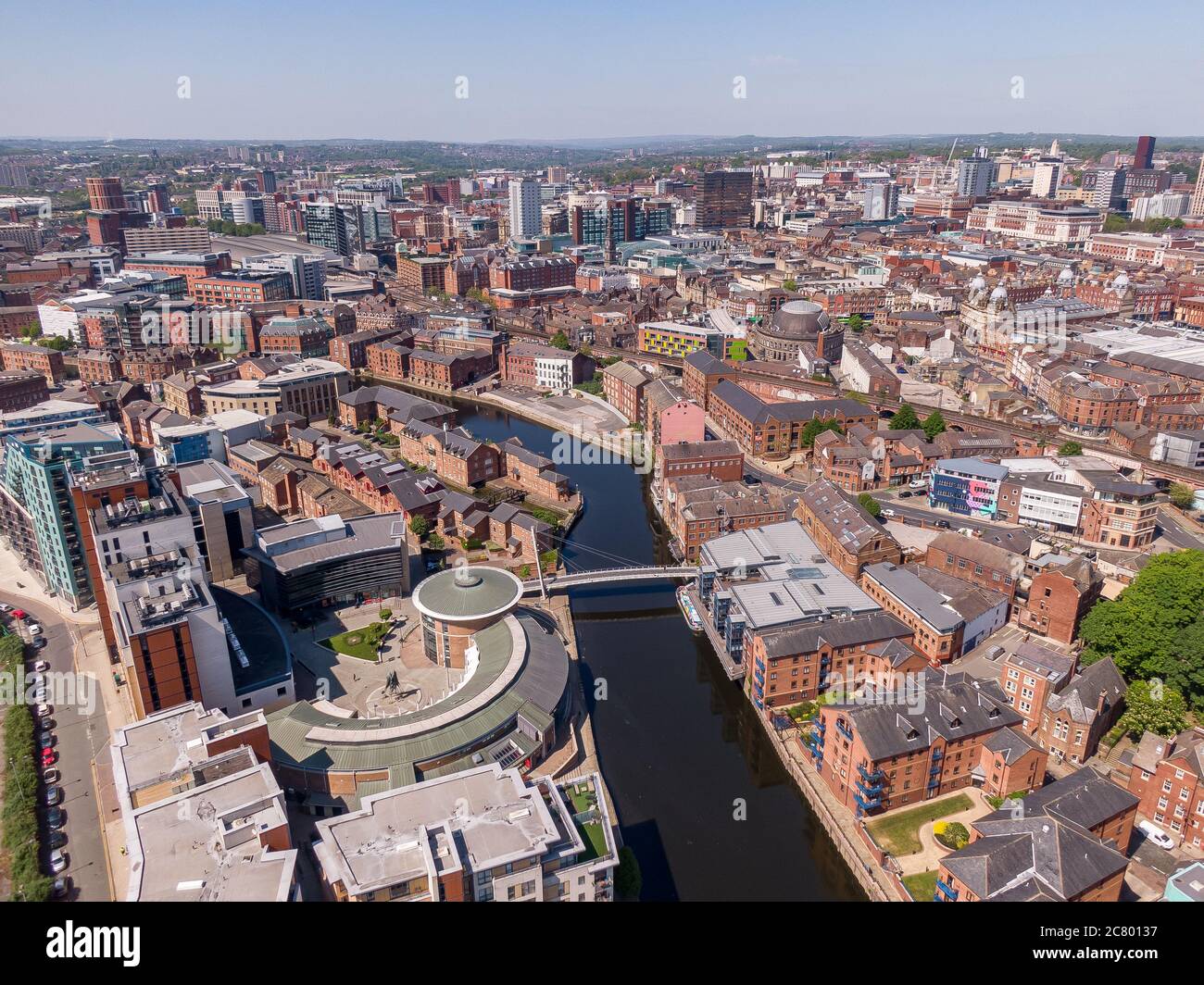 Maggio 2020, Regno Unito: Vista aerea del centro di Leeds con vista sul fiume Foto Stock