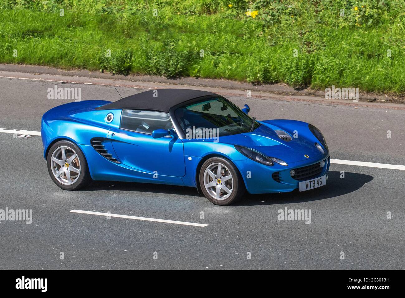 2011 Blue Lotus Elise Car Roadster benzina da 1794 cc, due posti, trazione posteriore, roadster a motore medio; veicoli in movimento per traffico veicolare, automobili che guidano su strade del Regno Unito, motori, motori sulla rete autostradale M6. Foto Stock