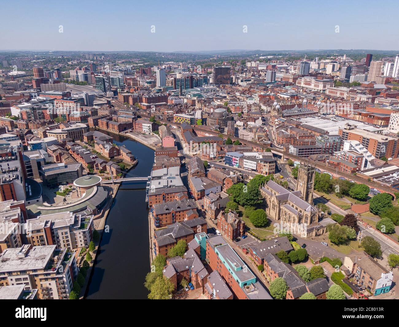 Maggio 2020, Regno Unito: Leeds Minster e River Aire dall'alto Foto Stock