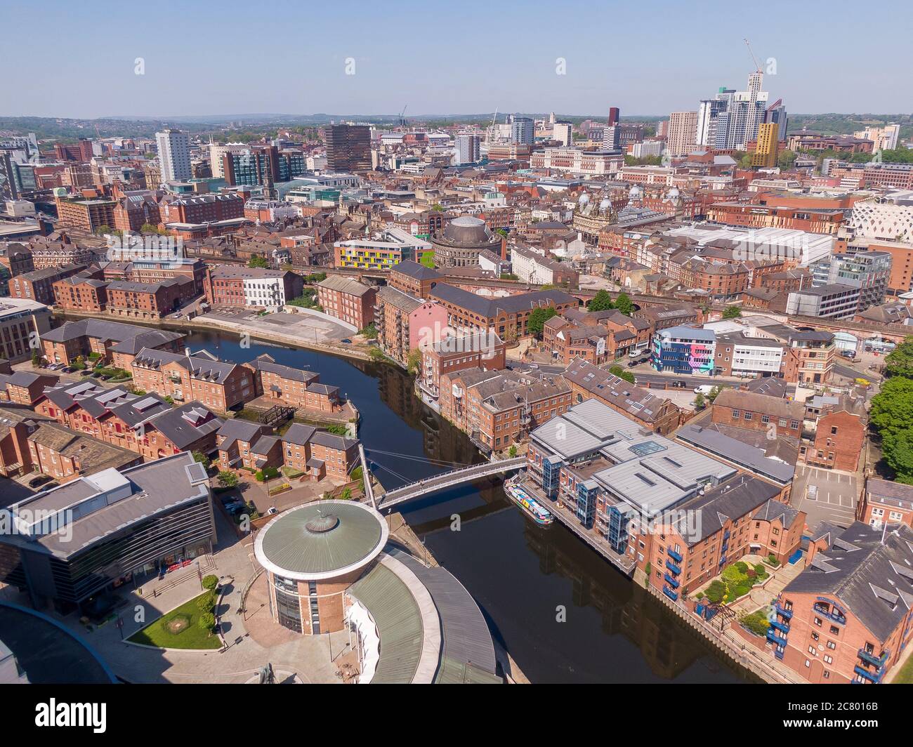 Maggio 2020, Regno Unito: Leeds City Centre Skyline e River Aire Foto Stock
