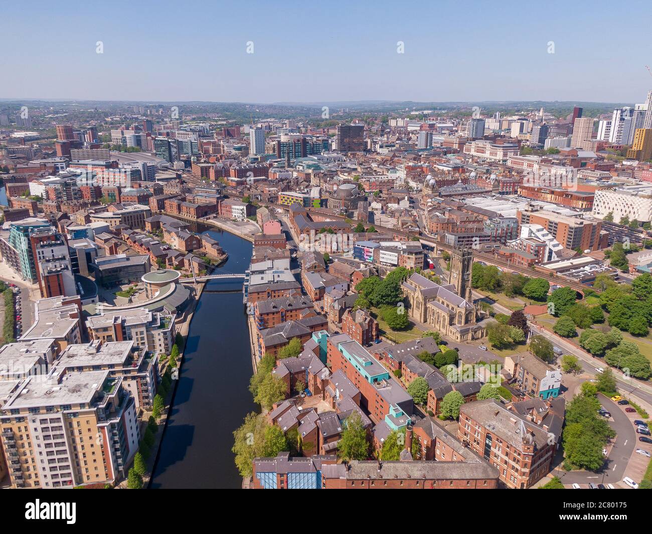 Maggio 2020, Regno Unito: Wide Shot del Leeds City Centre nello Yorkshire con la cattedrale di Leeds e il fiume Aire Foto Stock