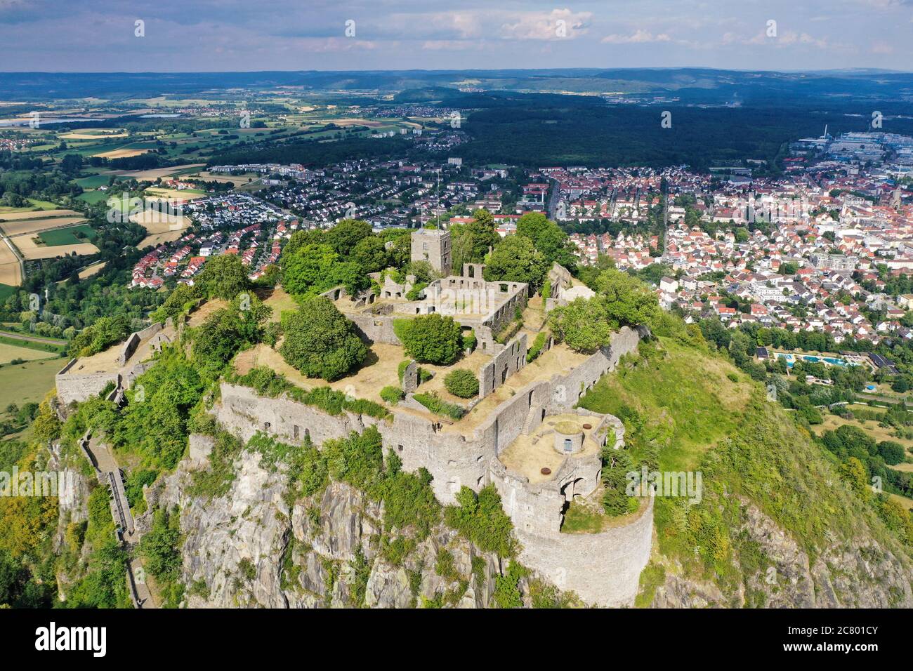 Singen am Hohentwiel, Germania. 14 luglio 2020. Le rovine della fortezza sul vulcano Hegau Hohentwiel sono illuminate dal sole serale. Con nove ettari, la rovina è la più grande rovine di castello accessibile in Germania. Credit: Felix Kästle/dpa/Alamy Live News Foto Stock