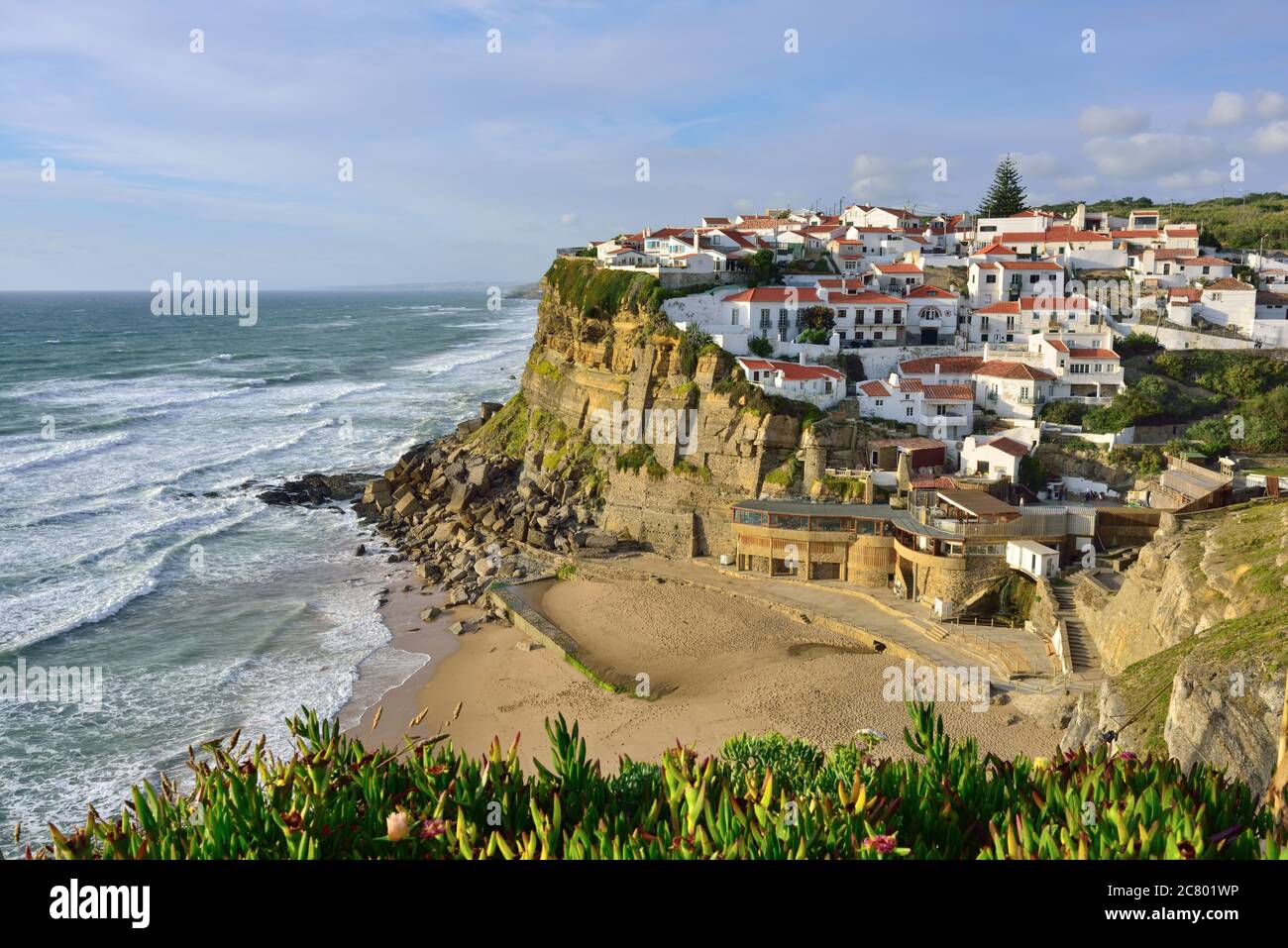 Azenhas do Mar bianco villaggio simbolo sulla scogliera e l'Oceano Atlantico costo, nel comune di Sintra, Lisbona, Portogallo, Europa. ci più bello Foto Stock