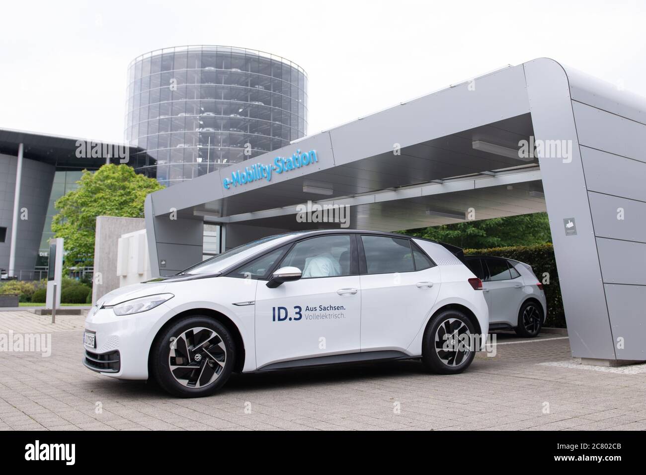 Dresda, Germania. 16 luglio 2020. Una VW ID.3 si guida davanti alla trasparente fabbrica Volkswagen in occasione dell'espansione di una stazione di ricarica per auto elettriche. Il parcheggio di ricarica comprende un totale di 36 punti di ricarica pubblici. Credit: dpa/dpa-Zentralbild/dpa/Alamy Live News Foto Stock