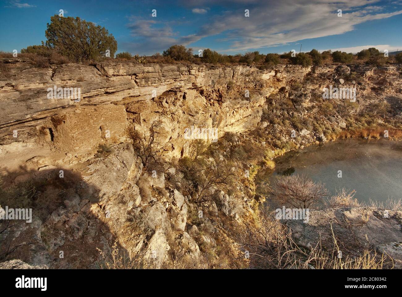 Case di roccia sull'acqua a Montezuma bene, pietra calcarea naturale, deserto di sonora vicino a Camp Verde, Arizona, Stati Uniti Foto Stock
