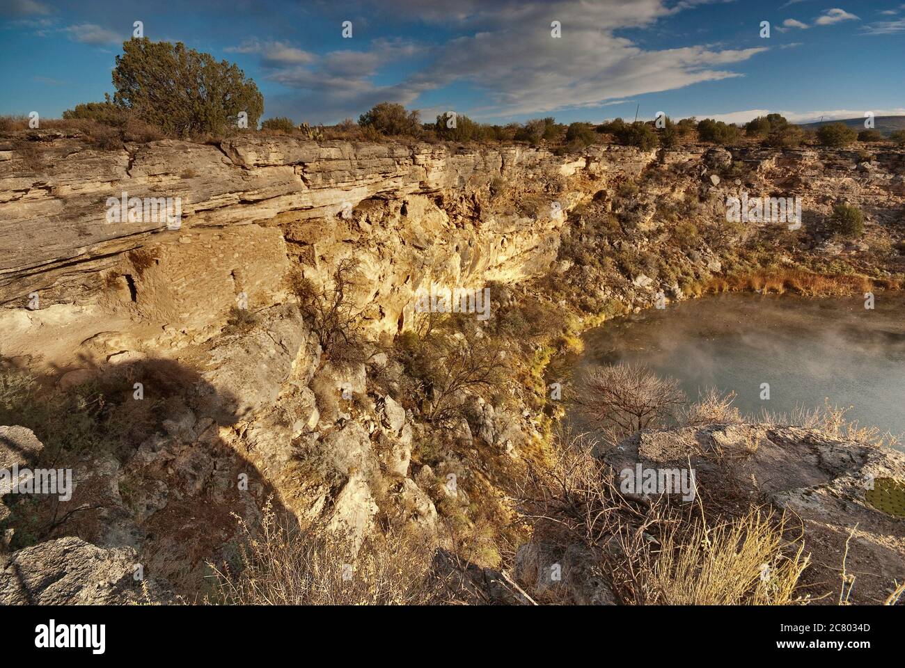 Case di roccia sull'acqua a Montezuma bene, pietra calcarea naturale, deserto di sonora vicino a Camp Verde, Arizona, Stati Uniti Foto Stock