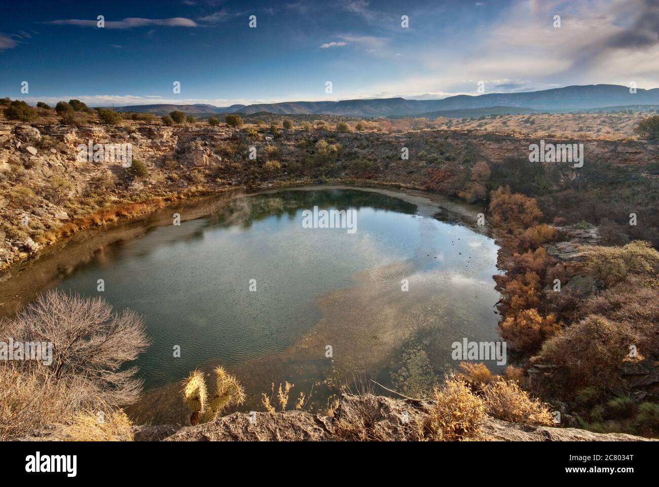 Montezuma bene, pietra calcarea naturale, deserto di sonora vicino a Camp Verde, Arizona, Stati Uniti Foto Stock