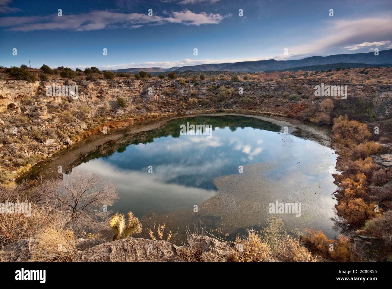 Montezuma bene, pietra calcarea naturale, deserto di sonora vicino a Camp Verde, Arizona, Stati Uniti Foto Stock