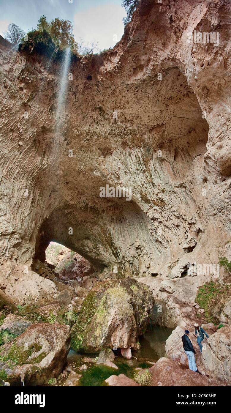 Cascata al Tonto Natural Bridge, il più grande ponte naturale in travertino del mondo vicino a Payson, Arizona, USA Foto Stock