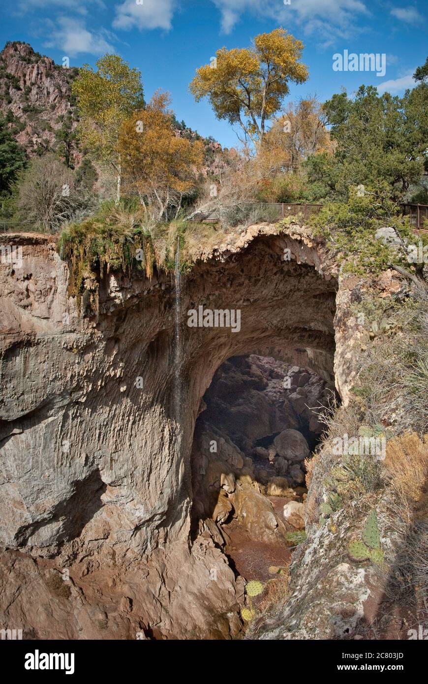 Cascata al Tonto Natural Bridge, il più grande ponte naturale in travertino del mondo vicino a Payson, Arizona, USA Foto Stock
