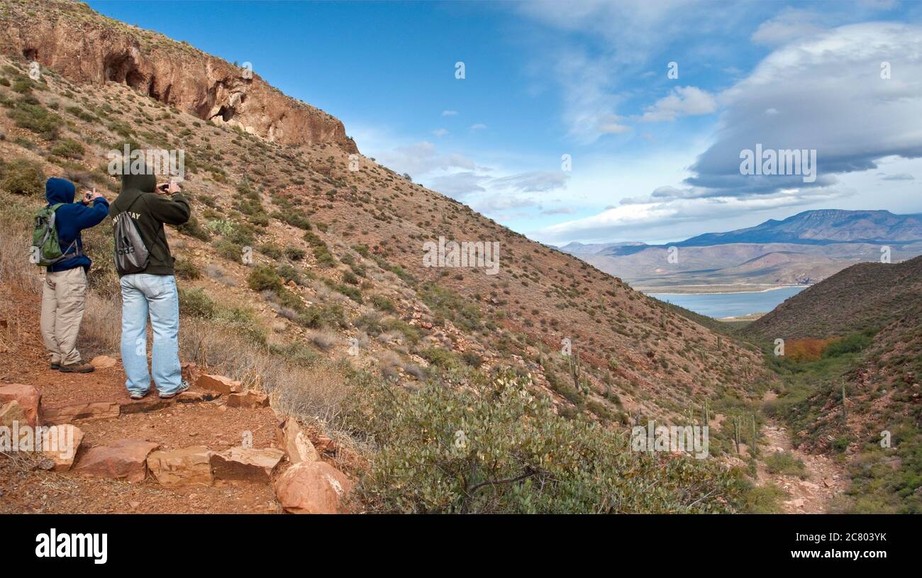 I visitatori scattano foto al lago Roosevelt, vicino alla dimora di Upper Cliff presso il monumento nazionale Tonto, le Superstition Mountains, il deserto di sonora, Arizona, USA Foto Stock