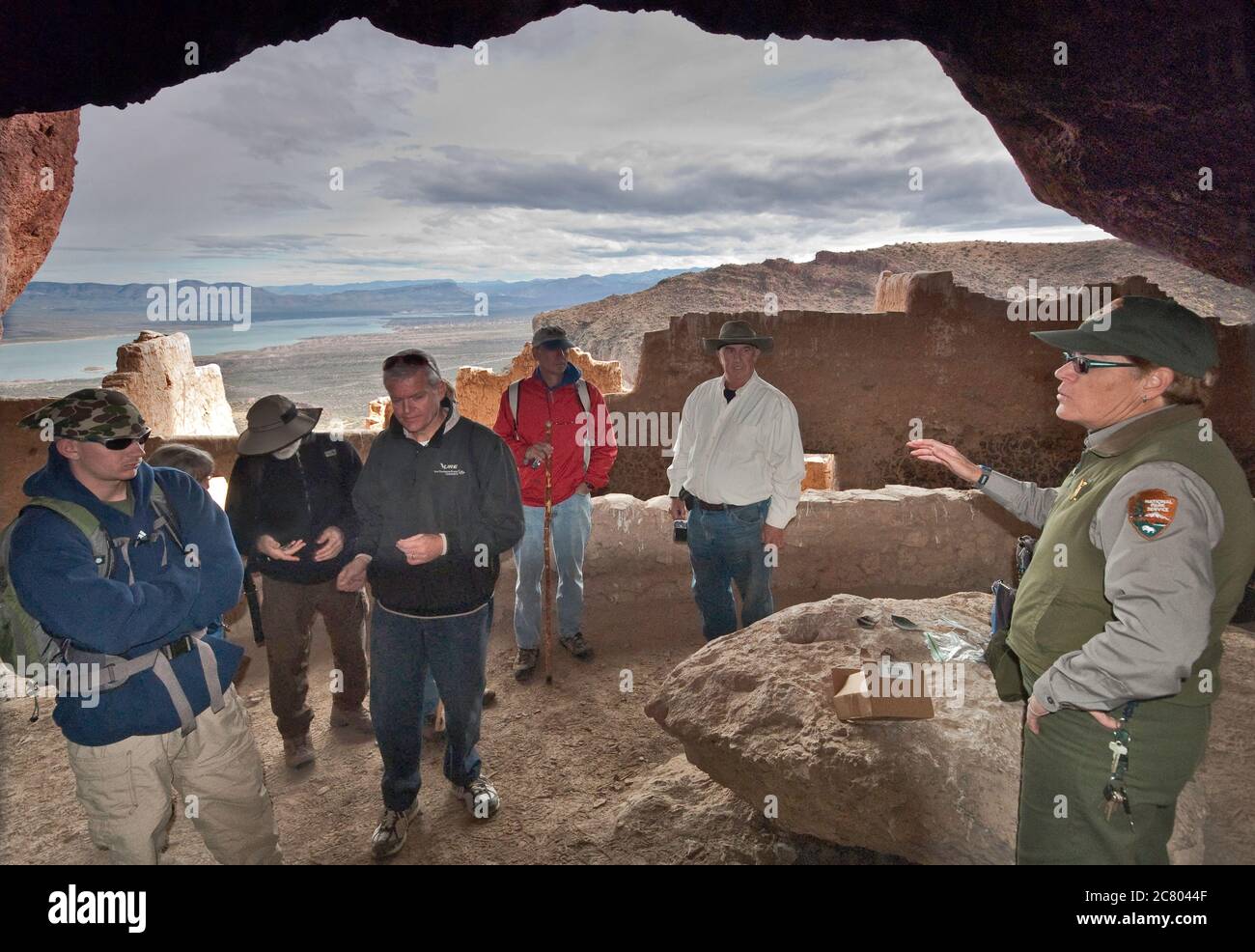 Visitatori e guida presso Upper Cliff Dwelling, Theodore Roosevelt Lake in Dist, Tonto National Monument, Superstition Mountains, Arizona, USA Foto Stock
