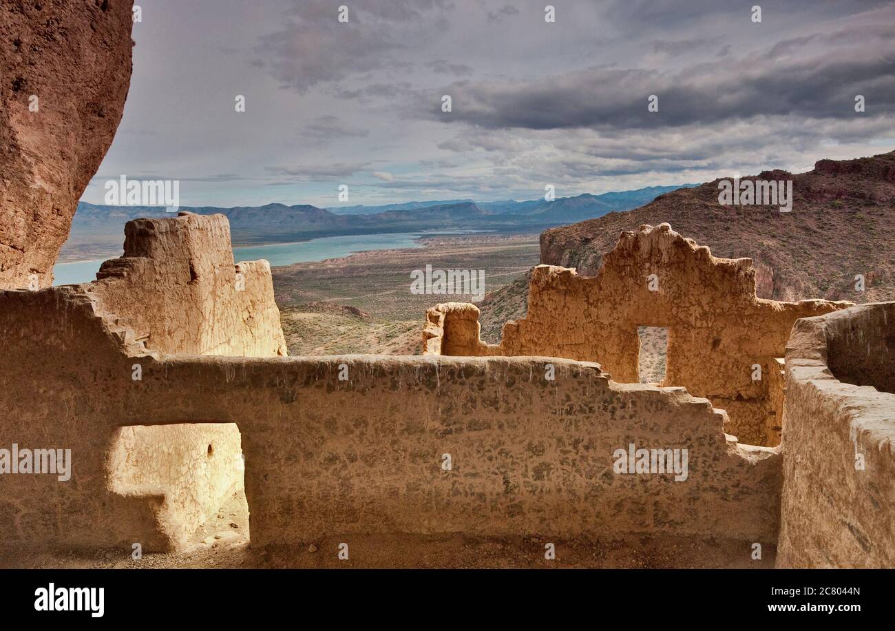 Upper Cliff Dwelling, Theodore Roosevelt Lake in Distance, Sonoran Desert al Tonto National Monument, in Superstition Mountains, Arizona, USA Foto Stock