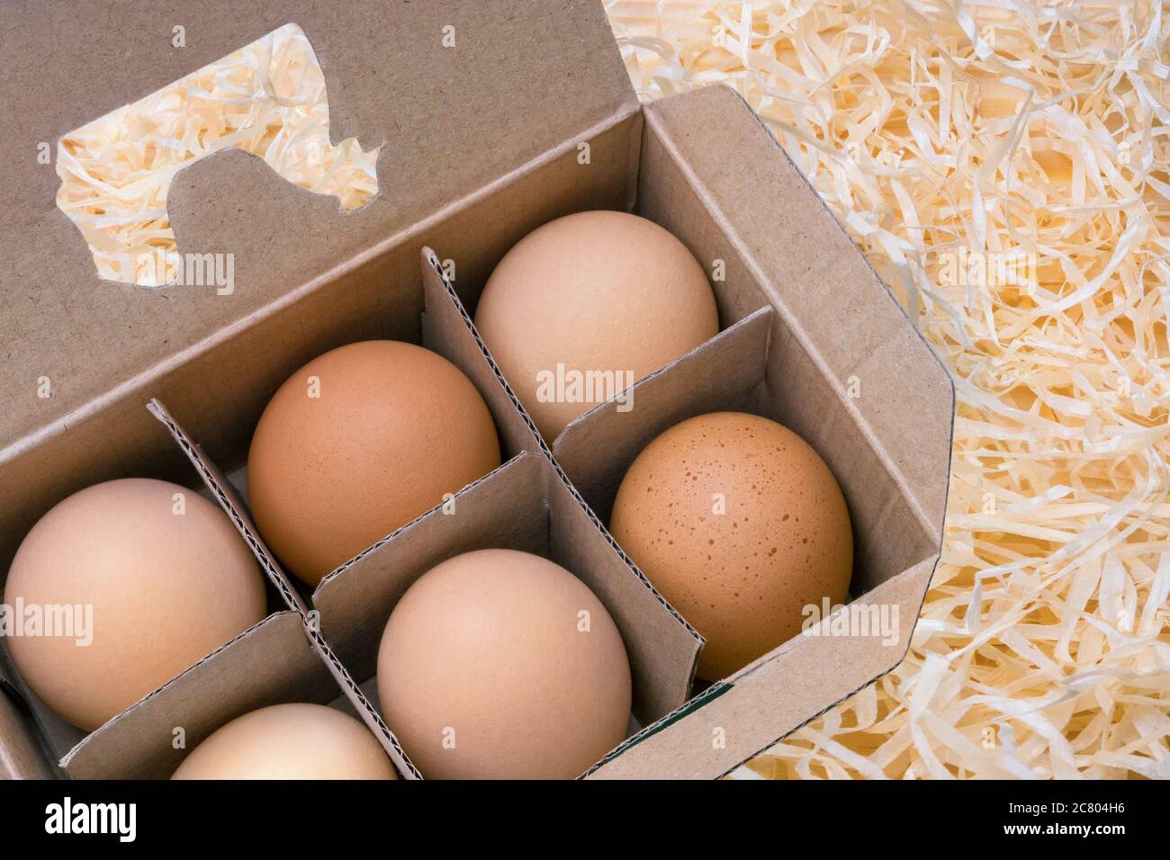 Argicoltura, background agricolo. Pascolo libero di galline. Scatola uova piena. Scatola di cartone con uova marroni. Uovo biologico in scatola. Uovo da imballaggio. Uovo di pollo in Foto Stock