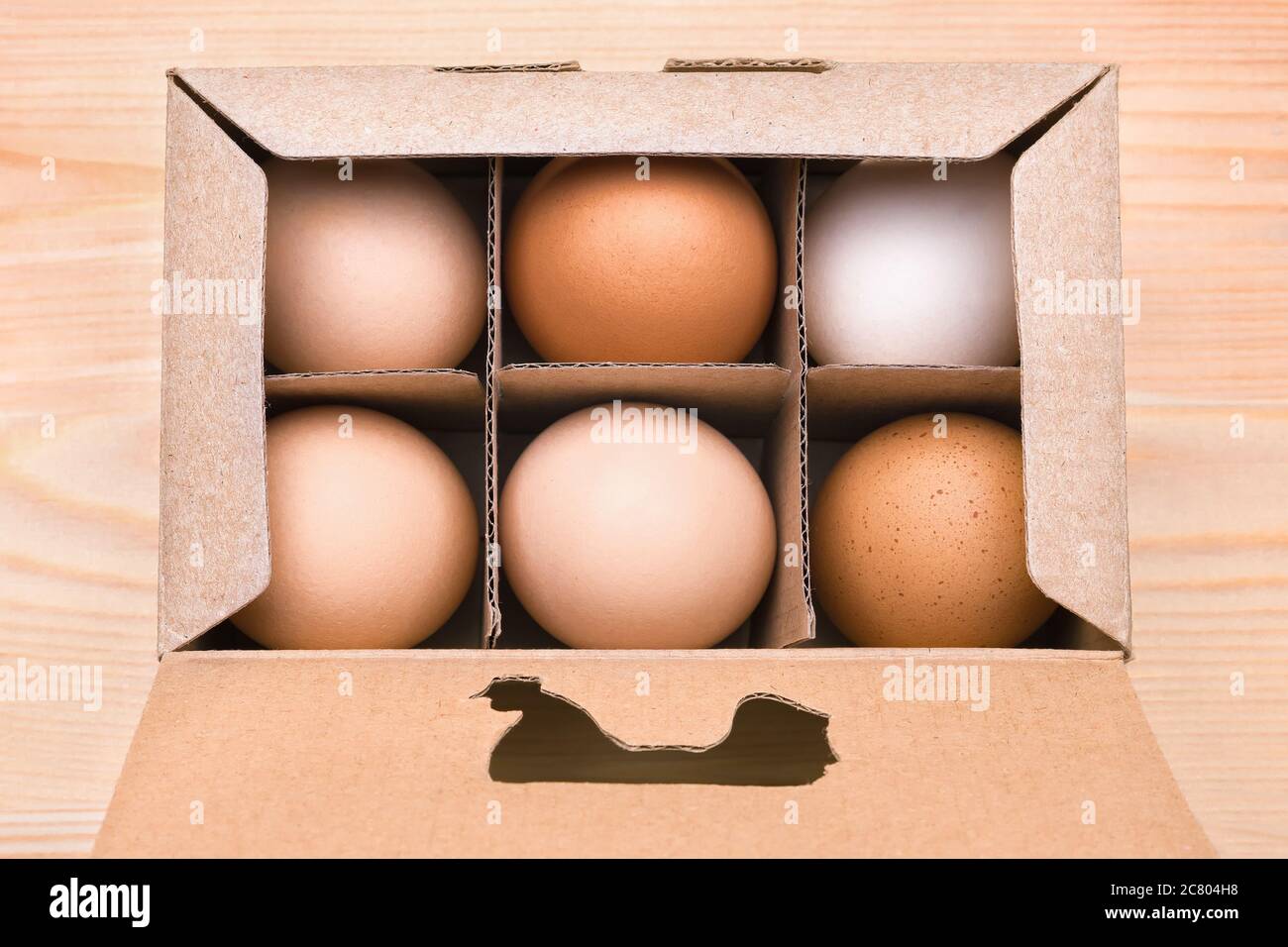 Pascolo libero di galline. Prodotti di pollo in scatola di cartone. Metodo agricolo esclusivo. Scatola di cartone con uova marroni. Uovo biologico in scatola. Imballaggio Foto Stock