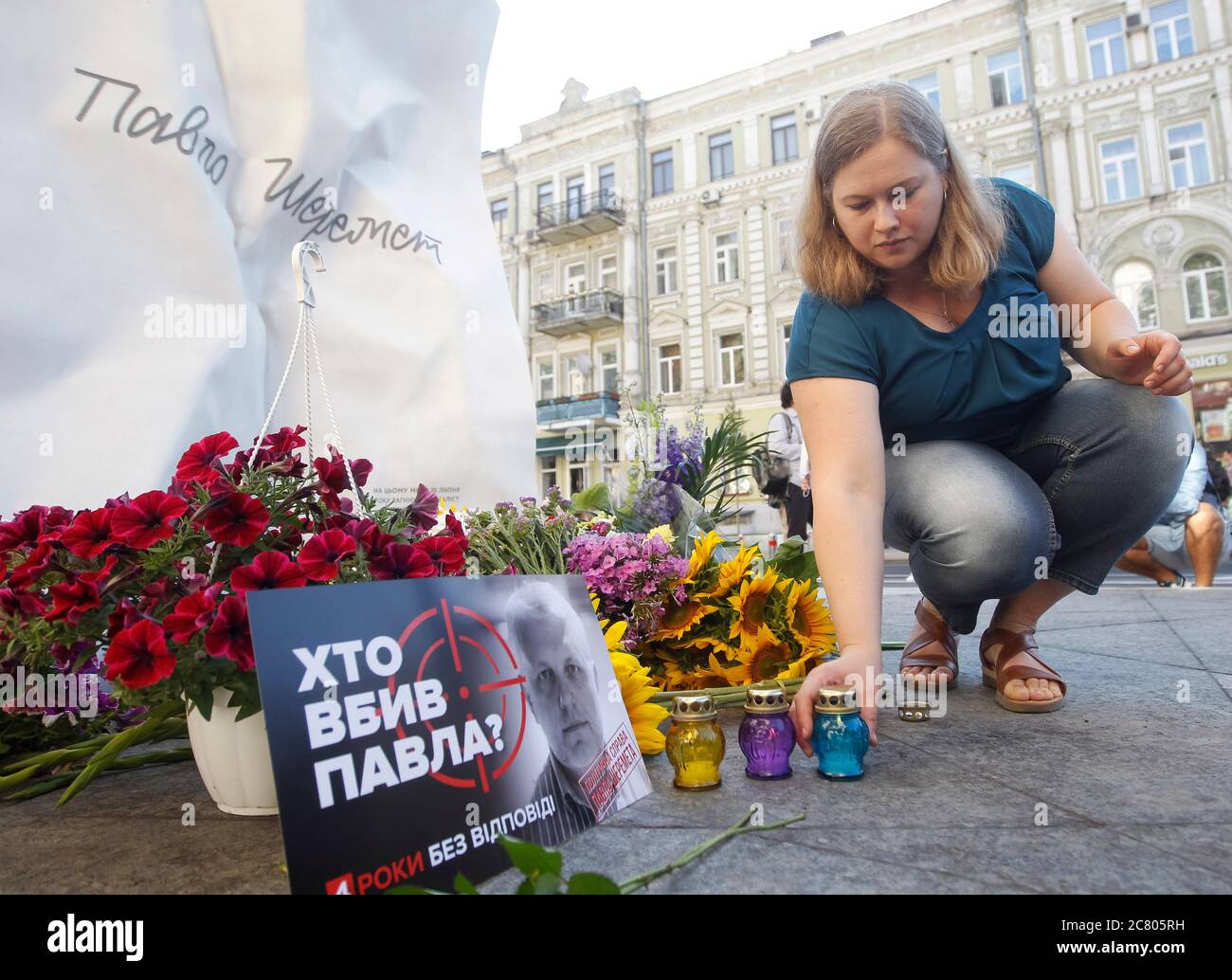 Una donna getta una candela per celebrare l'anniversario della morte del giornalista Pavel Sheremet al luogo della sua uccisione a Kiev.quattro anni più tardi i giornalisti e gli amici di Pavel Sheremet si sono riuniti di nuovo per onorare la sua memoria chiedendo un'inchiesta nel suo uccisione. Pavel Sheremet, giornalista russo e ucraino di origine bielorussa, 44 anni, che lavorava in Ucraina Pravda e radio Vesti, morì a Kiev il 20 luglio 2016 in un'esplosione di automobili. Nel dicembre 2019 il ministro ucraino degli interni Arsen Avakov ha detto che sono stati arrestati volontari di guerra sospettati di uccidere Pavel Sheremet. Gli investigatori di polizia sospettano un gruppo di cinque persone Foto Stock