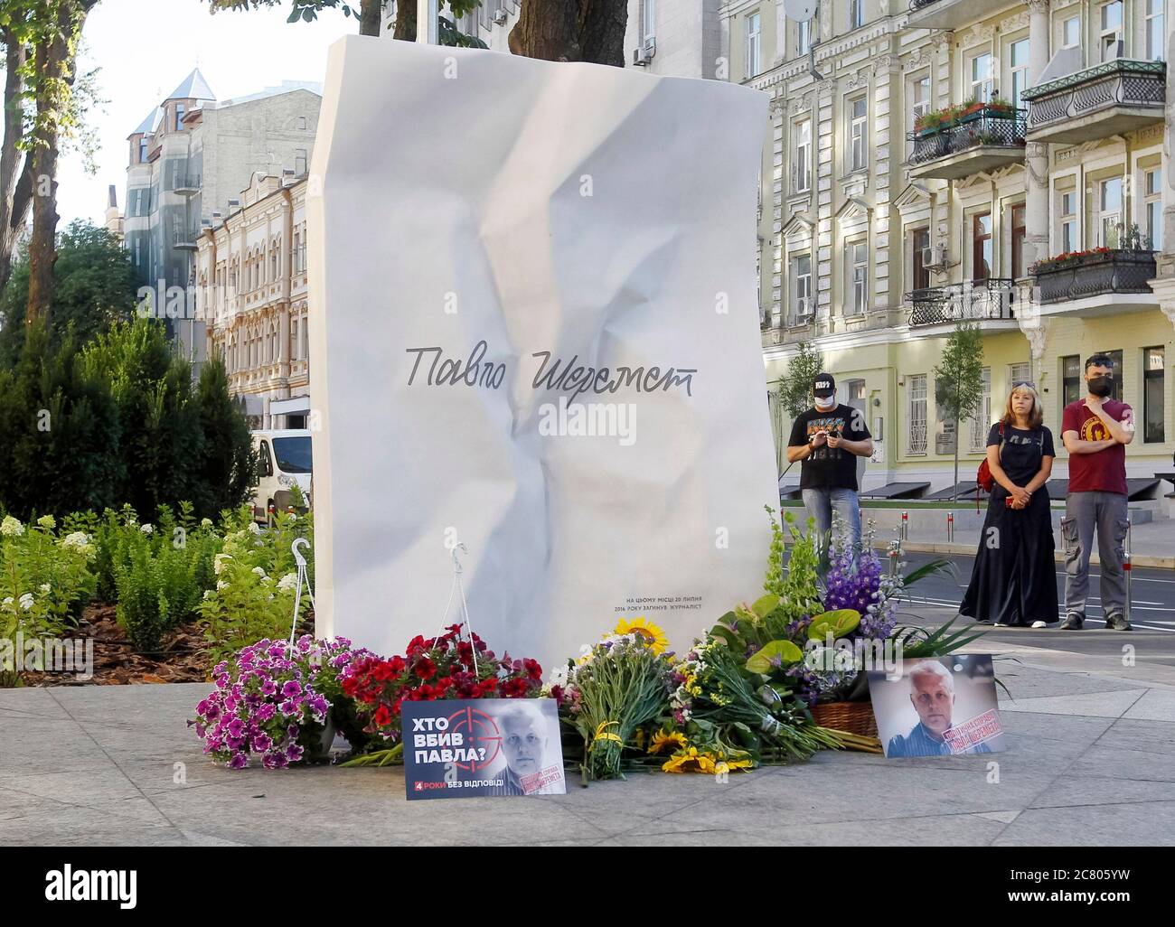 Fiori e ritratti posati al posto del giornalista Pavel Sheremet uccidendo per celebrare il suo anniversario di morte a Kiev.quattro anni più tardi i giornalisti e gli amici di Pavel Sheremet si riunirono di nuovo per onorare la sua memoria chiedendo un'indagine nel suo uccisione. Pavel Sheremet, giornalista russo e ucraino di origine bielorussa, 44 anni, che lavorava in Ucraina Pravda e radio Vesti, morì a Kiev il 20 luglio 2016 in un'esplosione di automobili. Nel dicembre 2019 il ministro ucraino degli interni Arsen Avakov ha detto che sono stati arrestati volontari di guerra sospettati di uccidere Pavel Sheremet. Gli investigatori di polizia sospettano un gruppo di cinque pe Foto Stock