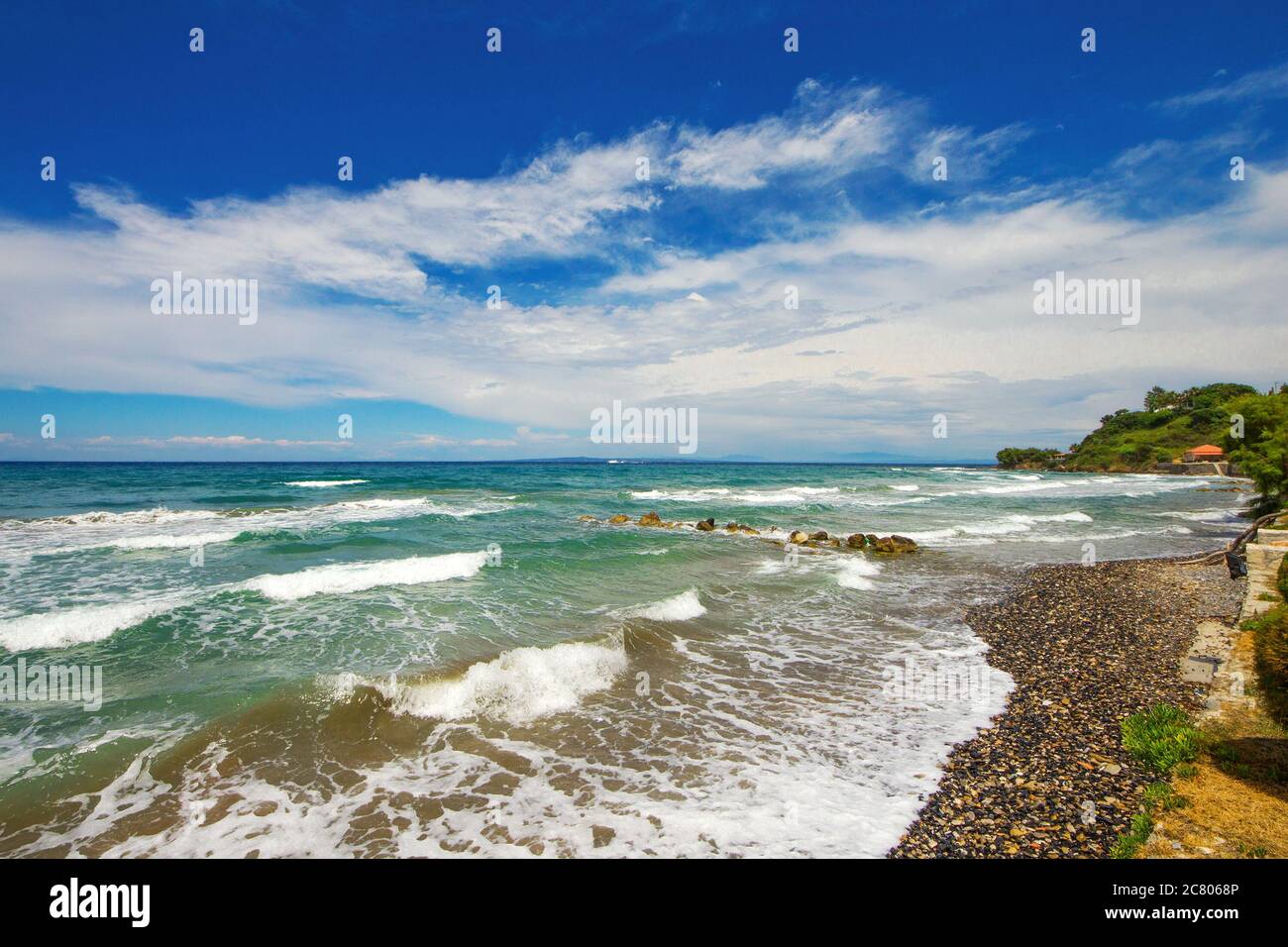 Onde che si infrangono sulla spiaggia di Argassi, isola di Zante, Grecia Foto Stock