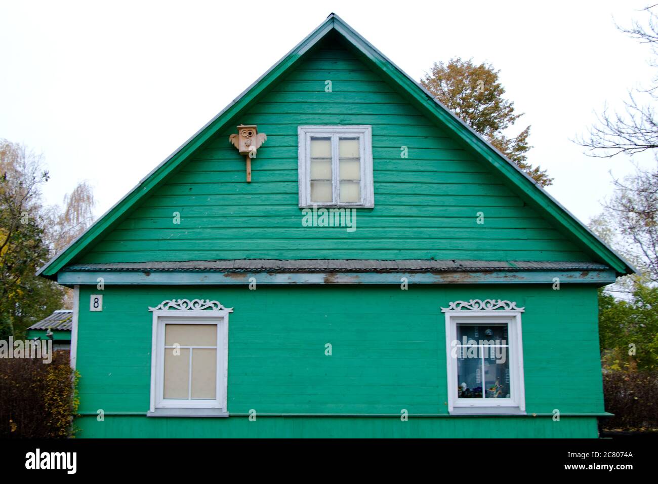 TRAKAI, LITUANIA - 17 OTTOBRE 2017: Esterno di una vecchia casa di villaggio in legno a Trakai. Foto Stock